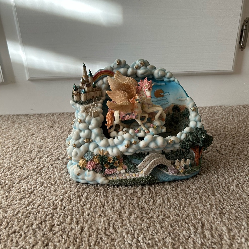 BEAUTIFUL UNICORN WIND UP MACHINE